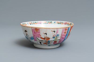 Een Chinese famille rose kom met figuren in een interieur, Yongzheng