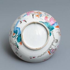 Een Chinese famille rose kom met figuren in een interieur, Yongzheng — foto 7