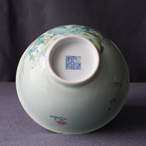 Een Chinese famille rose kom met floraal decor op celadon fondkleur, Qianlong merk, 19/20e eeuw — foto 14