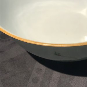 Een Chinese famille rose kom met floraal decor op celadon fondkleur, Qianlong merk, 19/20e eeuw — foto 23