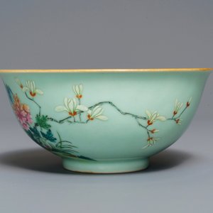 Een Chinese famille rose kom met floraal decor op celadon fondkleur, Qianlong merk, 19/20e eeuw — foto 3