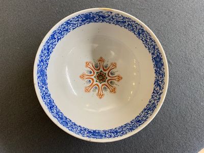 Een Chinese famille rose kom met floraal decor op gele fondkleur, Yongzheng merk maar wellicht later — foto 2