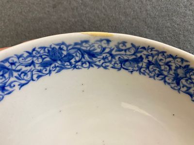 Een Chinese famille rose kom met floraal decor op gele fondkleur, Yongzheng merk maar wellicht later — foto 4