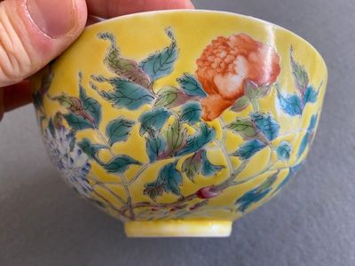 Een Chinese famille rose kom met floraal decor op gele fondkleur, Yongzheng merk maar wellicht later — foto 5