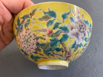 Een Chinese famille rose kom met floraal decor op gele fondkleur, Yongzheng merk maar wellicht later — foto 7