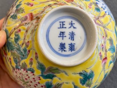 Een Chinese famille rose kom met floraal decor op gele fondkleur, Yongzheng merk maar wellicht later — foto 9