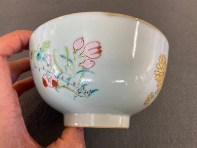 Een Chinese famille rose kom met floraal decor, Yongzheng — foto 4