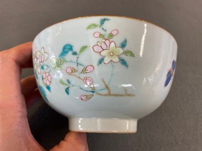 Een Chinese famille rose kom met floraal decor, Yongzheng — foto 6
