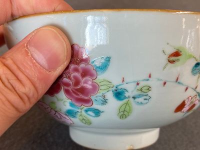 Een Chinese famille rose kom met floraal decor, Yongzheng — foto 10
