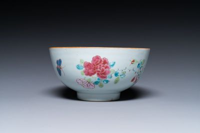 Een Chinese famille rose kom met floraal decor, Yongzheng