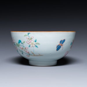 Een Chinese famille rose kom met floraal decor, Yongzheng — foto 4