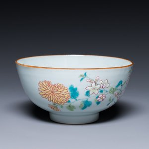 Een Chinese famille rose kom met floraal decor, Yongzheng — foto 7