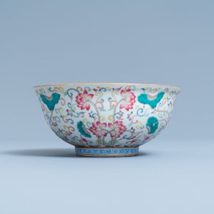 Een Chinese famille rose kom met floraal decor, Yongzheng merk, 19/20e eeuw — foto 2