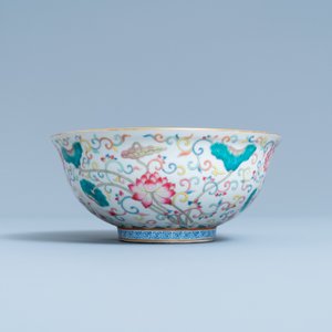 Een Chinese famille rose kom met floraal decor, Yongzheng merk, 19/20e eeuw — foto 3