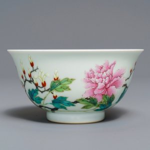 Een Chinese famille rose kom met floraal decor, Yongzheng merk, 19/20e eeuw — foto 2