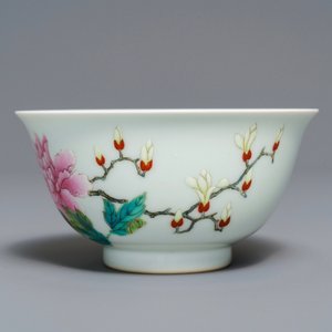 Een Chinese famille rose kom met floraal decor, Yongzheng merk, 19/20e eeuw — foto 3