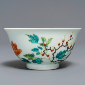 Een Chinese famille rose kom met floraal decor, Yongzheng merk, 19/20e eeuw — foto 5