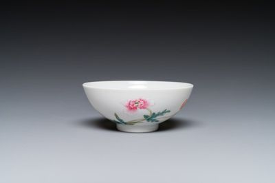 Een Chinese famille rose kom met floraal decor, Yongzheng merk, 20e eeuw