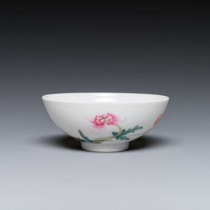 Een Chinese famille rose kom met floraal decor, Yongzheng merk, 20e eeuw — foto 1