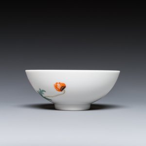 Een Chinese famille rose kom met floraal decor, Yongzheng merk, 20e eeuw — foto 5