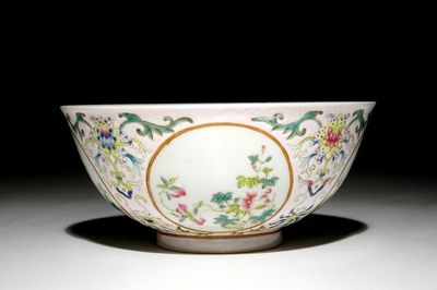 Een Chinese famille rose kom met florale medaillons, Daoguang merk, 19/20e eeuw