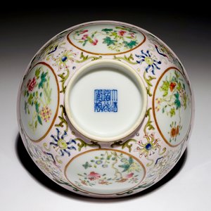 Een Chinese famille rose kom met florale medaillons, Daoguang merk, 19/20e eeuw — foto 7