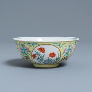 Een Chinese famille rose kom met gele sgraffito fondkleur, Daoguang merk en periode — foto 1