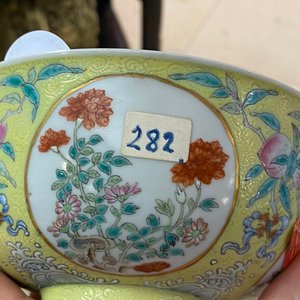 Een Chinese famille rose kom met gele sgraffito fondkleur, Daoguang merk en periode — foto 15
