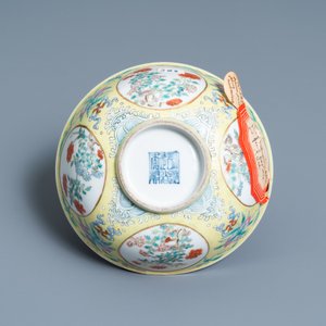 Een Chinese famille rose kom met gele sgraffito fondkleur, Daoguang merk en periode — foto 7