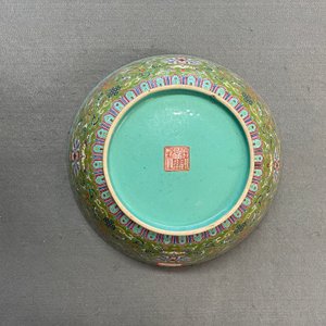 Een Chinese famille rose kom met groene fondkleur, Daoguang merk en periode — foto 11