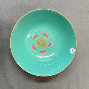 Een Chinese famille rose kom met groene fondkleur, Daoguang merk en periode — foto 10