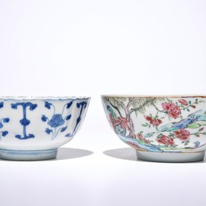 Een Chinese famille rose kom met landschap, Yongzheng, en een blauw-witte kom, Kangxi — foto 2