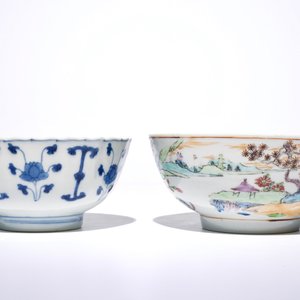 Een Chinese famille rose kom met landschap, Yongzheng, en een blauw-witte kom, Kangxi — foto 3