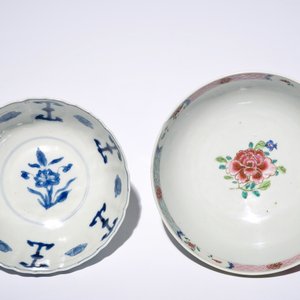 Een Chinese famille rose kom met landschap, Yongzheng, en een blauw-witte kom, Kangxi — foto 6