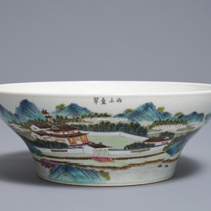 Een Chinese famille rose kom met landschapsdecor, Jiaqing merk, 20e eeuw — foto 1