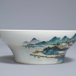Een Chinese famille rose kom met landschapsdecor, Jiaqing merk, 20e eeuw — foto 3