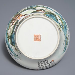 Een Chinese famille rose kom met landschapsdecor, Jiaqing merk, 20e eeuw — foto 7
