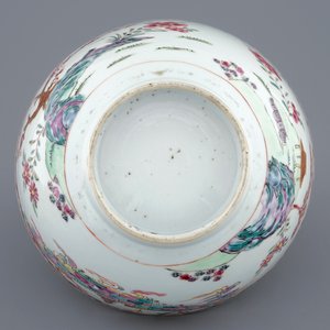 Een Chinese famille rose kom met landschapsdecor, Yongzheng, 1723-1735 — foto 6