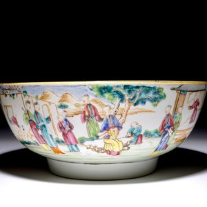 Een Chinese famille rose kom met mandarijns decor, Qianlong — foto 1