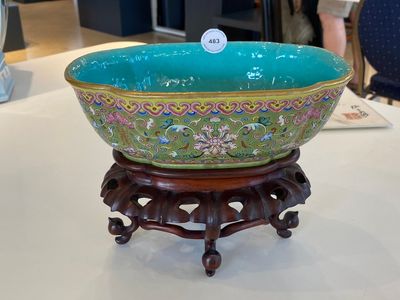 Een Chinese famille rose kom met olijfgroene fondkleur, Daoguang merk en periode — foto 1