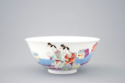 Een Chinese famille rose kom met personagedecor, Yongzheng gemerkt, 19/20e eeuw