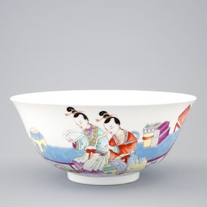 Een Chinese famille rose kom met personagedecor, Yongzheng gemerkt, 19/20e eeuw — foto 1