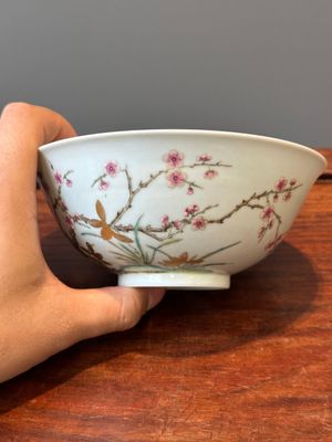 Een Chinese famille rose kom met pruimenbloesem, Shen De Tang Zhi 慎德堂製 merk, 19/20e eeuw — foto 3