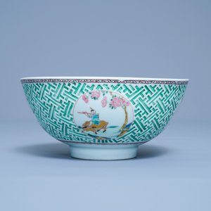 Een Chinese famille rose kom met reliëfdecor, Yongzheng — foto 3