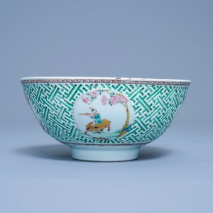 Een Chinese famille rose kom met reliëfdecor, Yongzheng — foto 5