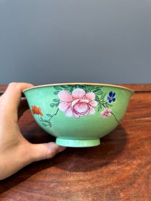 Een Chinese famille rose kom met sgraffito groene fondkleur, Qianlong merk en periode — foto 1