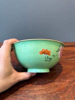 Een Chinese famille rose kom met sgraffito groene fondkleur, Qianlong merk en periode — foto 2
