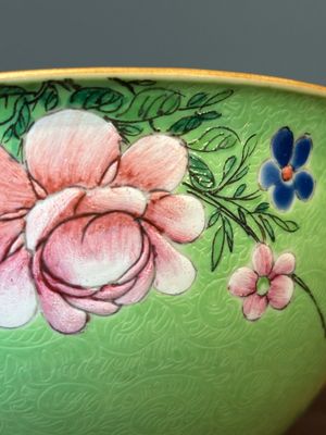 Een Chinese famille rose kom met sgraffito groene fondkleur, Qianlong merk en periode — foto 8