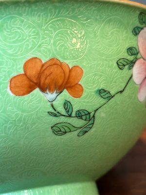 Een Chinese famille rose kom met sgraffito groene fondkleur, Qianlong merk en periode — foto 9