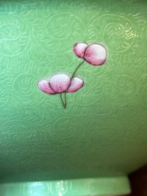 Een Chinese famille rose kom met sgraffito groene fondkleur, Qianlong merk en periode — foto 10